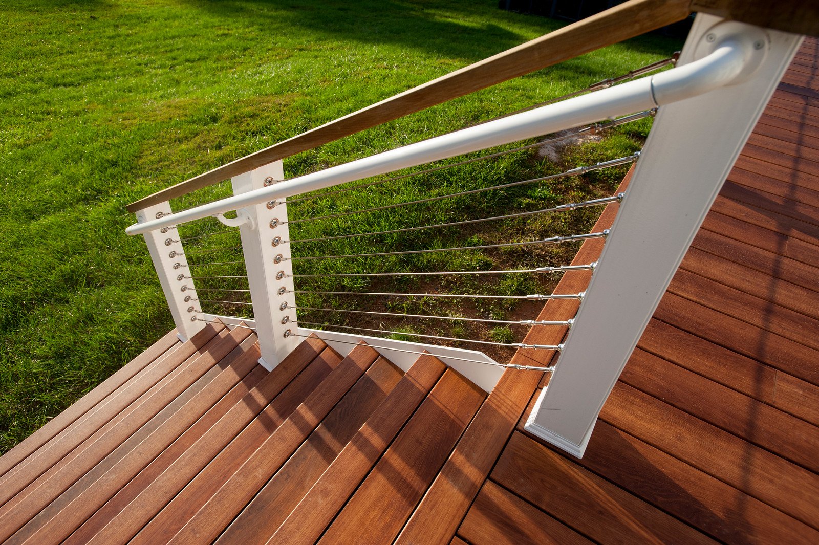 Horizontal Cable Deck Railing Ideas - Perfect way to keep your deck